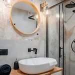 Podgorze 2-bedrooms - 54m2, Air Con - By Rentujemy Daire Krakow